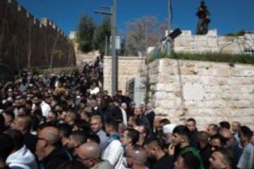 Di tengah pembatasan Israel, 100.000 jamaah shalat Jumat di Al-Aqsa