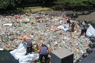 Pemkot Ambon angkut 1,5 ton sampah dari "trash boom" di sungai