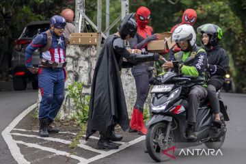 Pemandangan tak biasa! Superhero serbu jalanan Cimahi, tebar 100 takjil untuk warga di Bulan Ramadhan 1447 H