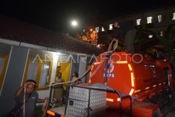 Distribusi air bersih ke huntara di Padang