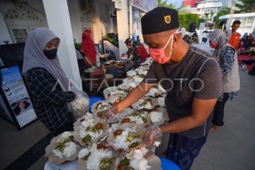 Buka puasa gratis di Masjid Al Hakim Padang