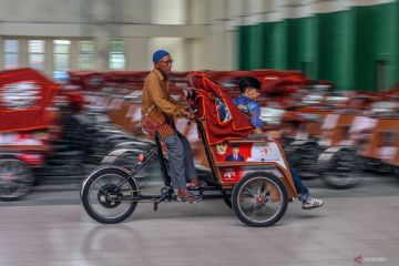 Pelatihan mengendarai becak listrik bantuan Presiden di Nganjuk
