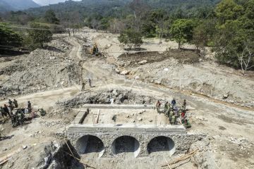 Pembangunan jembatan aramco di Tanah Datar