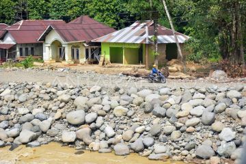 Penanganan jalan putus pascabencana di Batu Busuk Padang