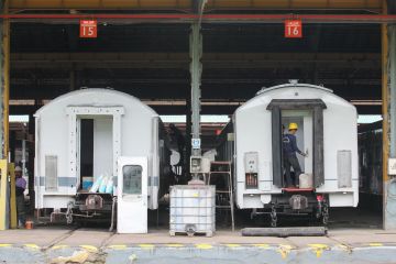 Perawatan kereta di Balai Yasa Surabaya Gubeng