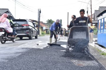 Pemkab Kuningan menargetkan 120 ruas jalan diperbaiki sebelum Lebaran