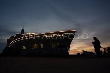 Masjid berbentuk kapal pesiar di Padang Pariaman