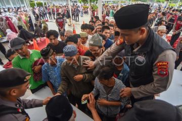 Pembagian lima ton beras gratis di Padang