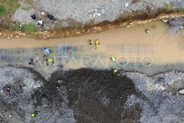 Pemasangan batu bronjong sungai Batang Air Dingin pascabencana