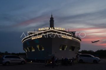 Masjid berbentuk kapal pesiar di Padang Pariaman