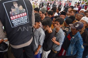 Pembagian lima ton beras gratis di Padang