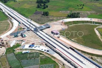 Pemasangan balok jembatan tol Padang - Sicincin