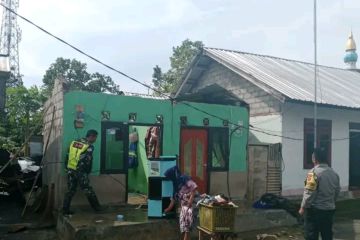 Diterjang angin kencang Selasa pagi, puluhan rumah Lombok Tengah rusak