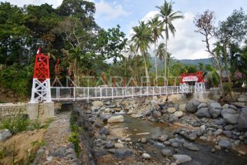 Jembatan gantung selesai dibangun TNI-AD pascabencana di Padang
