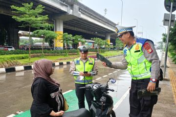 Polisi gencarkan edukasi pengendara agar tak lawan arus di Jaktim