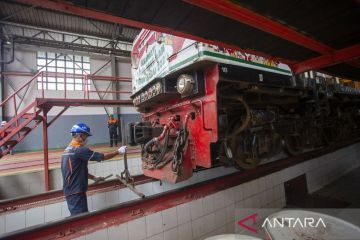 Perawatan lokomotif jelang arus mudik Lebaran