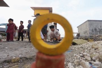 Dolanan bersama anak kampung nelayan