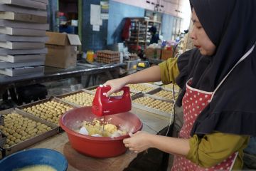 Produksi kue kering untuk Lebaran di Bandarlampung