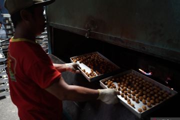 Produksi kue kering untuk Lebaran di Bandarlampung