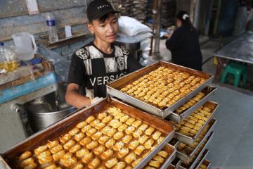 Produksi kue kering untuk Lebaran di Bandarlampung