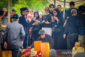 Musisi, selebritas, dan pemengaruh hadiri pemakaman Vidi Aldiano