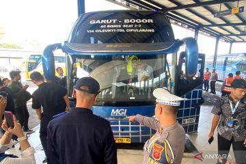 Dishub memeriksa kelayakan bus angkutan Lebaran di Terminal Guntur Garut