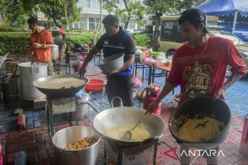 Dapur umum untuk korban bencana banjir di Tangerang