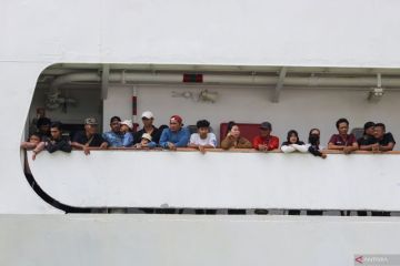 Pemudik berdatangan di Pelabuhan Tanjung Perak Surabaya