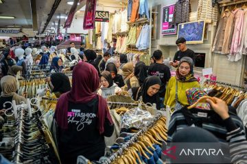 Potret antusiasme warga di Pasar Baru Bandung: tradisi beli baju baru yang tak terbendung meski berjubel