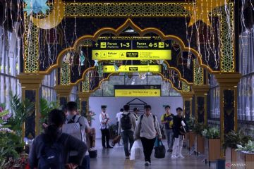 Dekorasi bertema Idul Fitri di Stasiun Malang