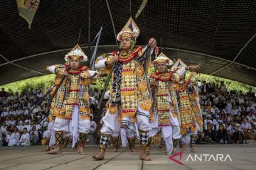 Upacara Melasti di Taman Lembah Dewata
