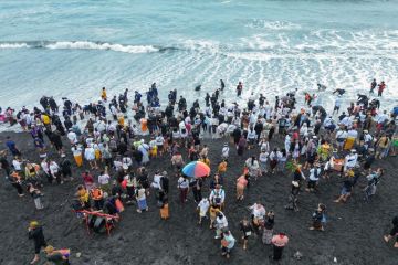 Upacara Melasti di Pantai Watu Pecak Lumajang