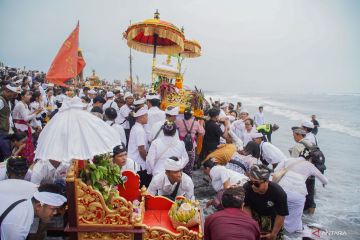 Upacara Melasti di Pantai Watu Pecak Lumajang