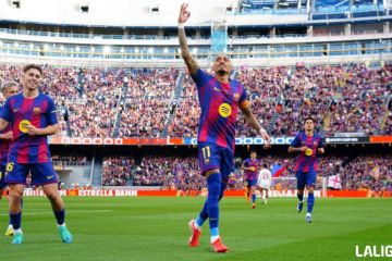 Raphinha Hat-trick! Barcelona Bantai Sevilla 5-2, Makin Kokoh di Puncak Klasemen
