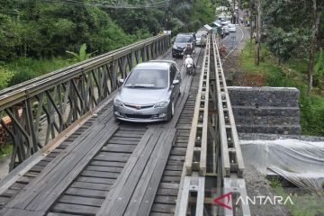 Arus mudik melintas Jembatan Bailey Cikaleho
