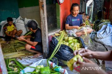 Produksi kulit ketupat jelang Lebaran di Bandung