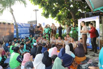 Taruna Akpol edukasi mudik aman dan layanan 110 bagi ojol di Jakbar