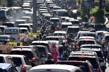 Kepadatan kendaraan di jalur wisata Puncak Bogor