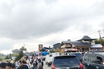 Lalu lintas sekitar kawasan objek wisata Danau Diatas Sumbar macet