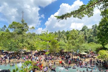 Wisata Way Tebing Cepa ramai dikunjungi masyarakat saat libur Lebaran