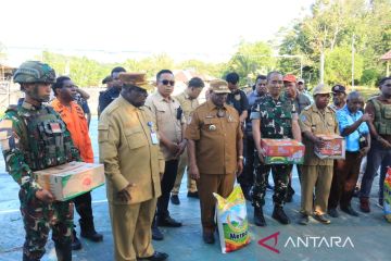 Pemkab Maybrat dan TNI-Polri salurkan bantuan pangan pascapenembakan