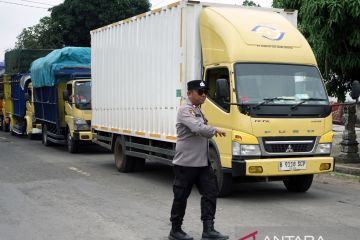 Antrean truk logistik di Jalan Lintas Timur Sumatra