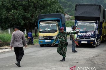Antrean truk logistik di Jalan Lintas Timur Sumatra