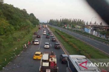 Lalu lintas Tol Cipali melambat akibat kendaraan setop di bahu jalan
