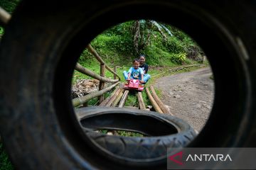 Permainan tradisional Lolorian di Garut