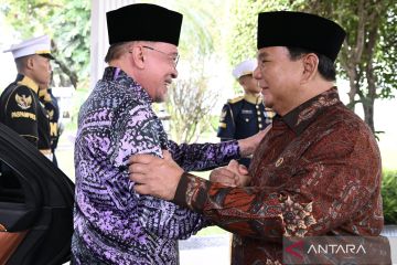 Politik kemarin, Prabowo bertemu Anwar Ibrahim hingga Gibran ke ponpes