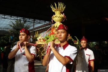 Kirab gunungan ketupat coklat peringati tradisi Bakdhan