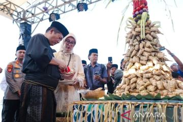 Lebaran Topat dan wisata yang berlabuh