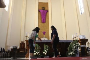 Persiapan Paskah di Gereja Katedral Malang