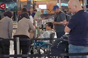 Polisi bagikan bunga untuk pemudik di Bandara Soekarno-Hatta